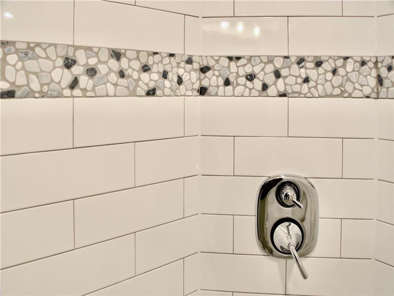 Elliott's Anchor... Lakefront Grand Bend Cottage Rental PL37728