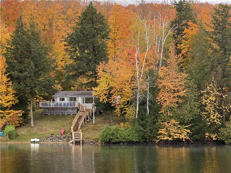 3 Bedroom waterfront cottage on Bancroft Cottage Rental PL37731
