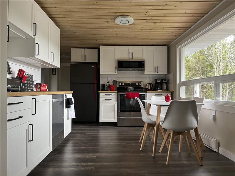 Waterfront Lakeside Hideaway Curve Lake Cottage Rental GL37865 CottagesInCanada