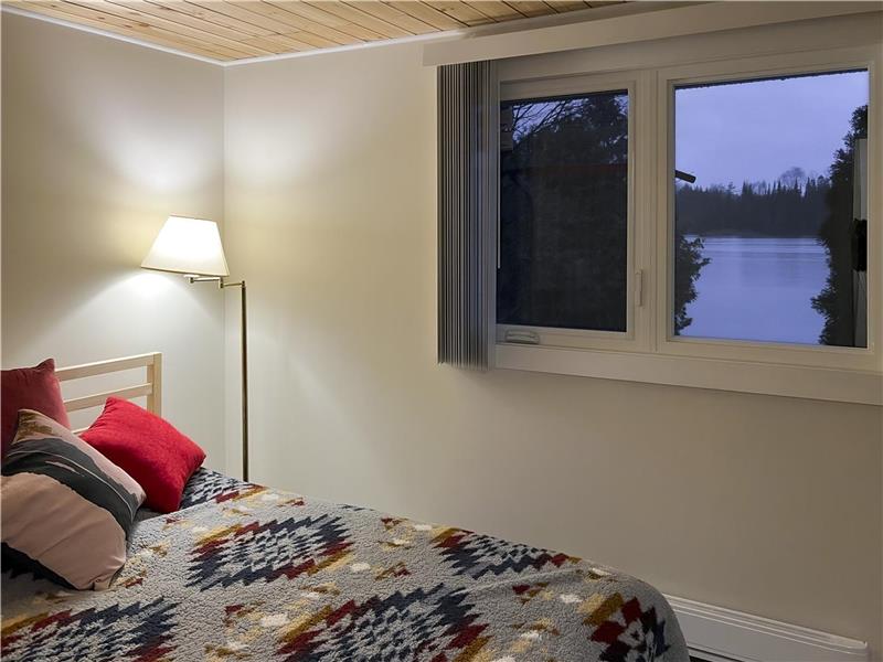 Waterfront Lakeside Hideaway Curve Lake Cottage Rental GL37865 CottagesInCanada