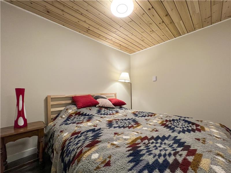 Waterfront Lakeside Hideaway Curve Lake Cottage Rental GL37865 CottagesInCanada