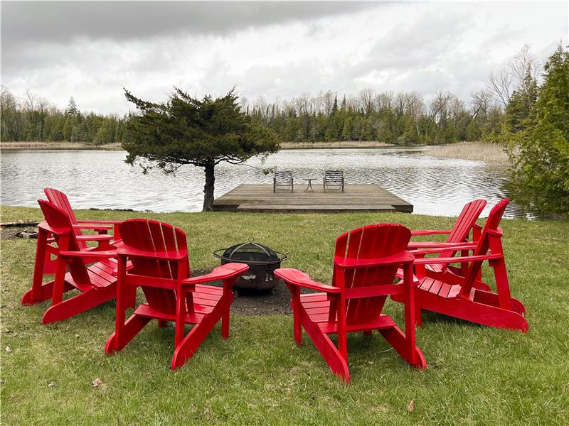 Waterfront Lakeside Hideaway Curve Lake Cottage Rental GL37865 CottagesInCanada