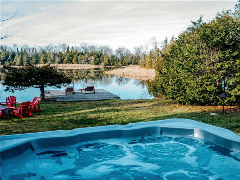 Waterfront Lakeside Hideaway Curve Lake Cottage Rental GL37865 CottagesInCanada