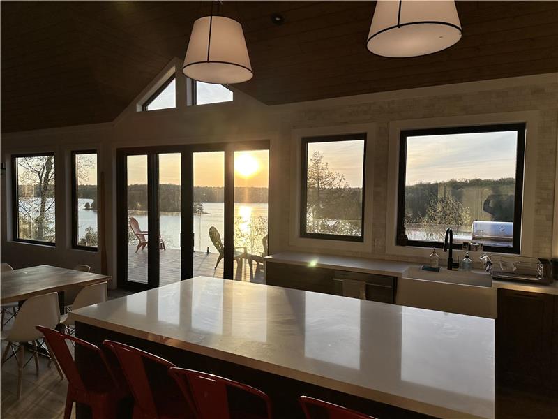 Lakefront Sunset Oasis hot tub, Sundridge Cottage Rental DI37898