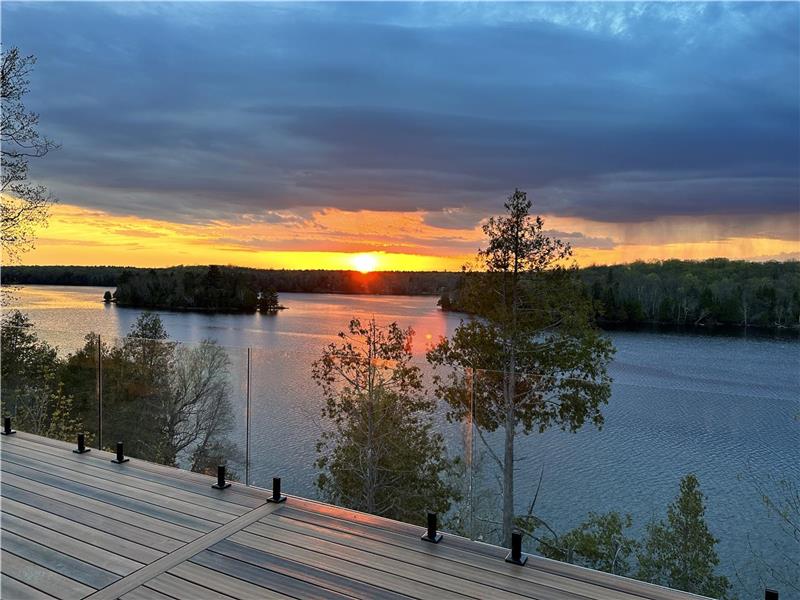 Lakefront Sunset Oasis hot tub, Sundridge Cottage Rental DI37898