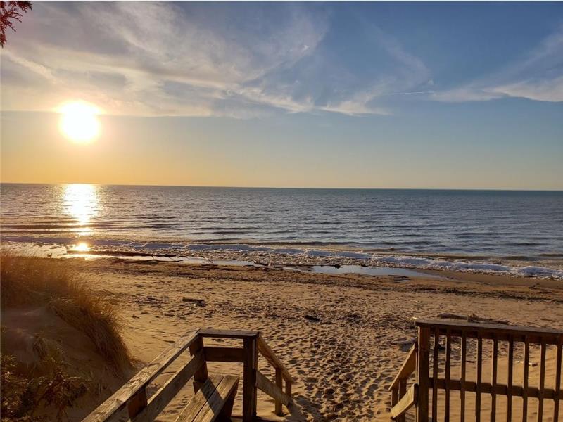 Grand Bend/Southcott Pines Getaway Grand Bend Cottage Rental DI