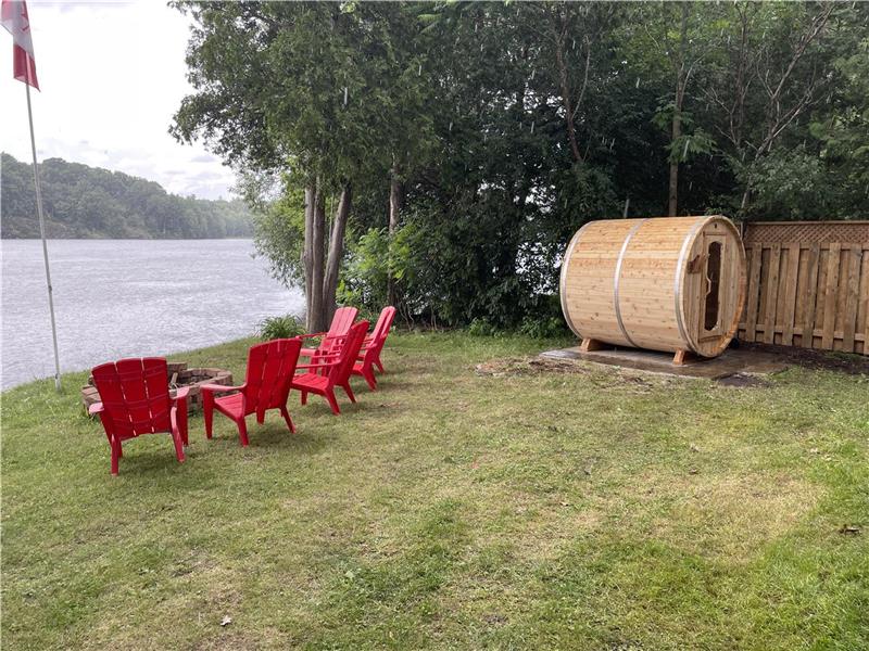 Cottage waterfront on Graham lake Mallorytown Cottage Rental DI