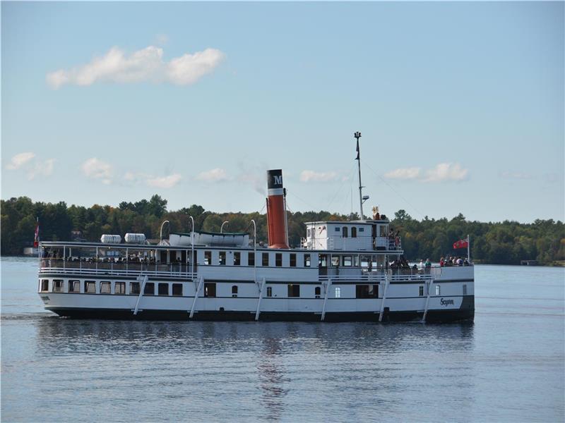 On Lake Gravenhurst Cottage Rental DI38183 CottagesInCanada