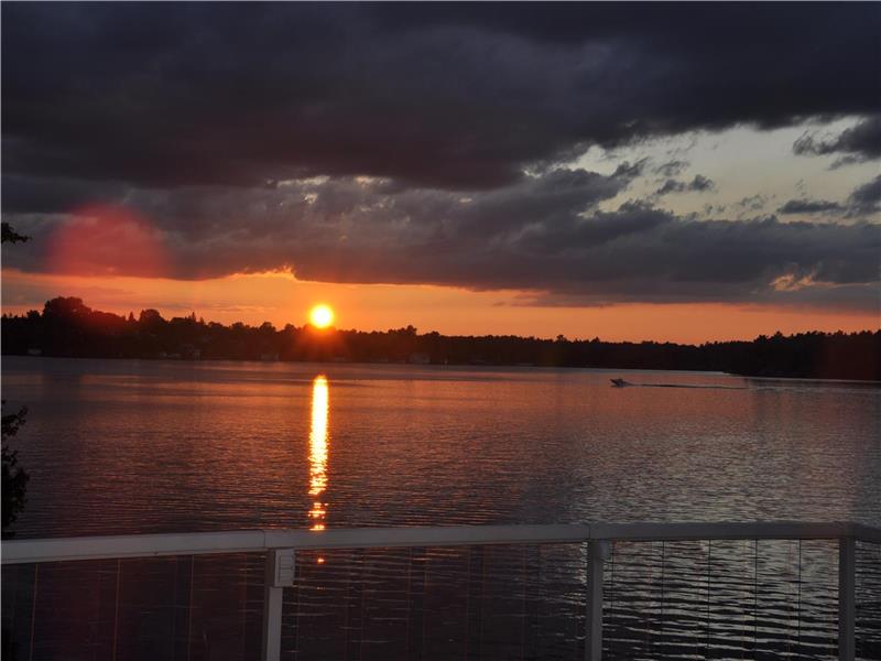 On Lake Gravenhurst Cottage Rental DI38183 CottagesInCanada