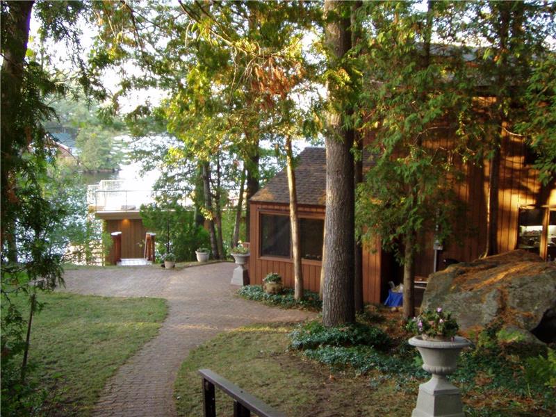 On Lake Gravenhurst Cottage Rental DI38183 CottagesInCanada