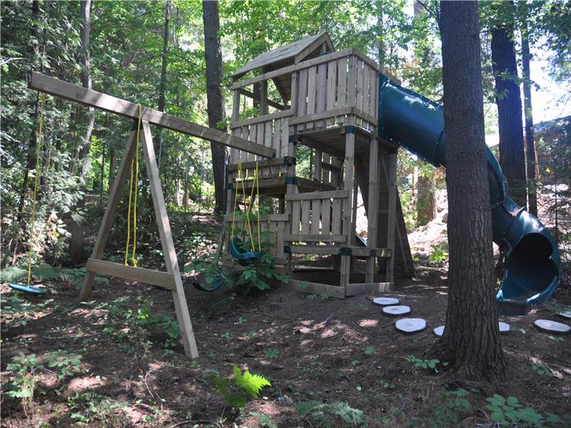 On Lake Gravenhurst Cottage Rental DI38183 CottagesInCanada