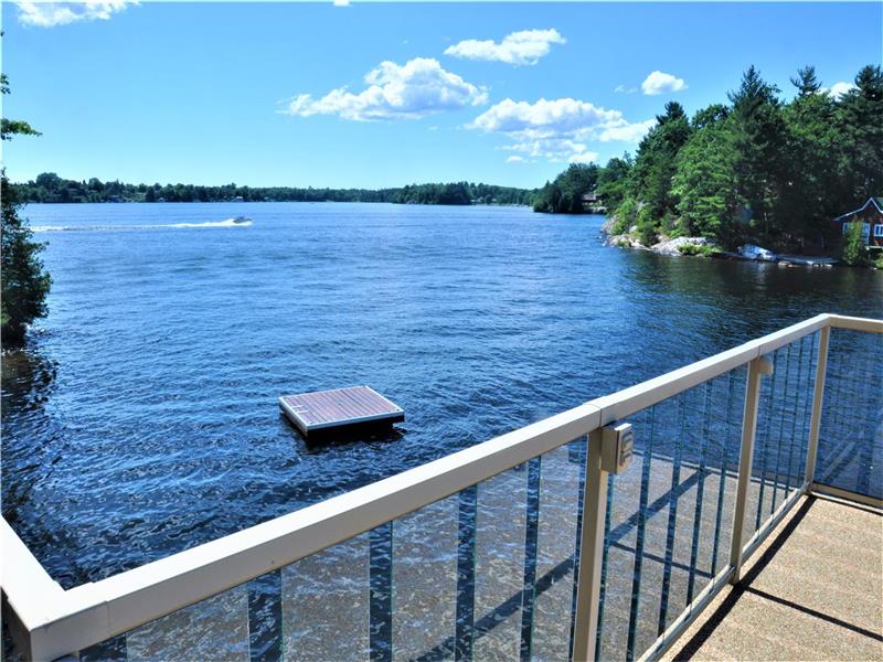 On Lake Gravenhurst Cottage Rental DI38183 CottagesInCanada