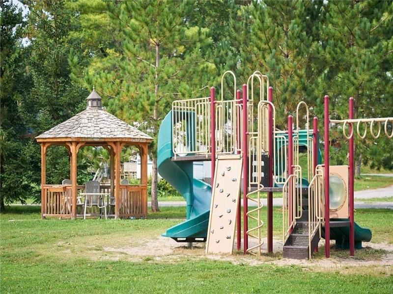 Kawartha 2 & 3 Bedroom Cottages at Lindsay Cottage Rental GL38194