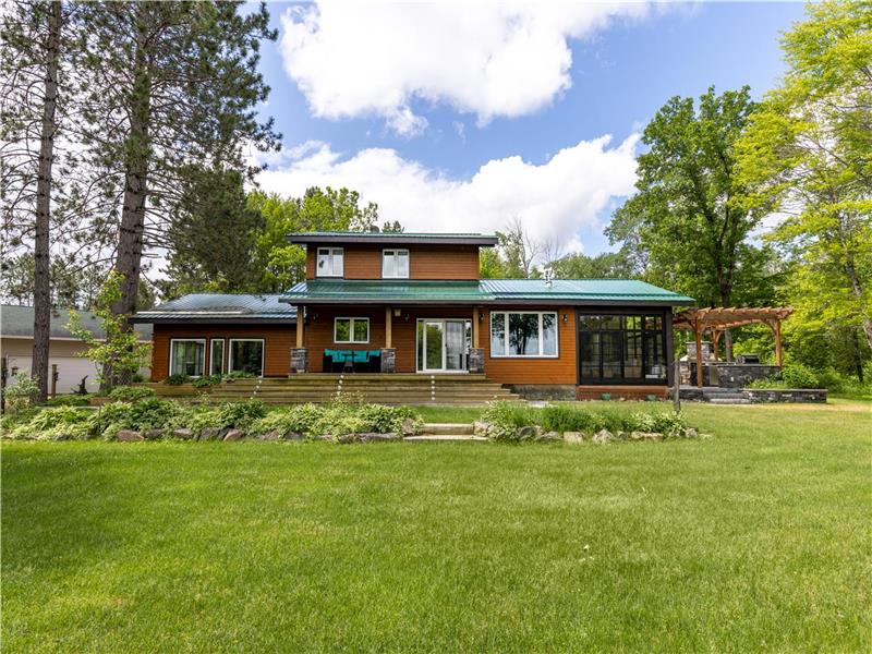 Stunning Waterfront Retreat! Round Lake Centre Cottage Rental GL