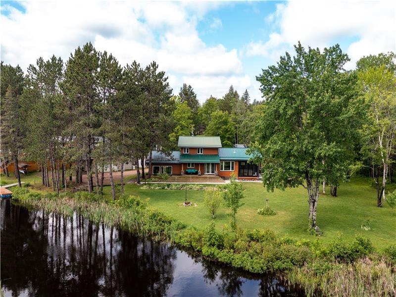 Stunning Waterfront Retreat! Round Lake Centre Cottage Rental GL