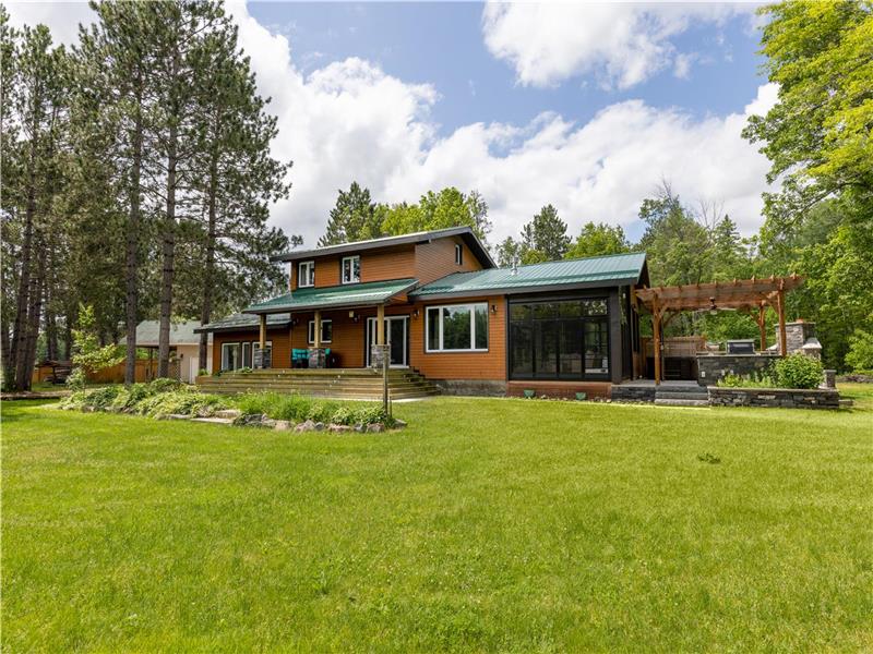 Stunning Waterfront Retreat! Round Lake Centre Cottage Rental GL