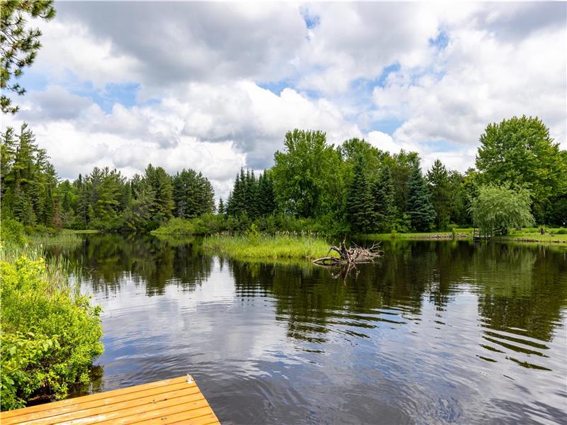 Stunning Waterfront Retreat! Round Lake Centre Cottage Rental GL