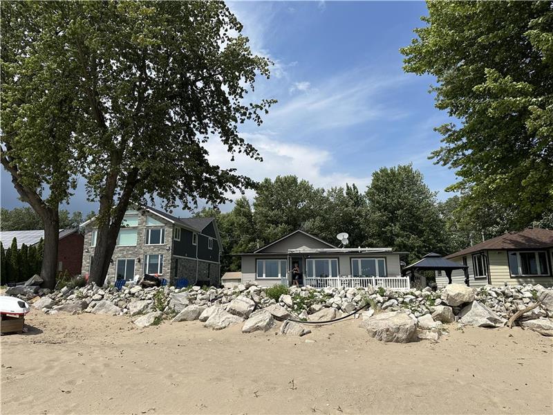 Lake Erie Gem Amherstburg Cottage Rental DI38339 CottagesInCanada