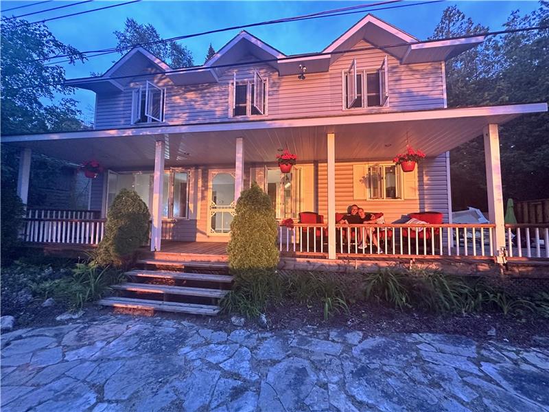 LAKEFRONT The Blue Beach House Kincardine Cottage Rental DI38342 CottagesInCanada