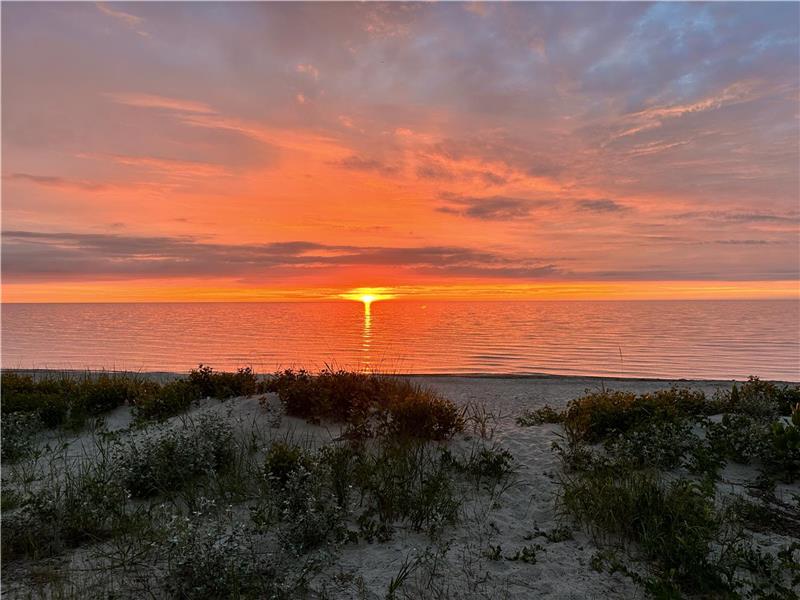 LAKEFRONT The Blue Beach House Kincardine Cottage Rental DI38342