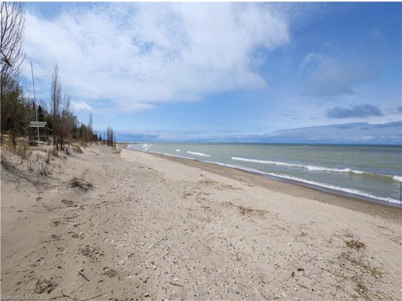 LAKEFRONT The Blue Beach House Kincardine Cottage Rental DI38342