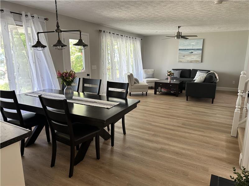 LAKEFRONT The Blue Beach House Kincardine Cottage Rental DI38342