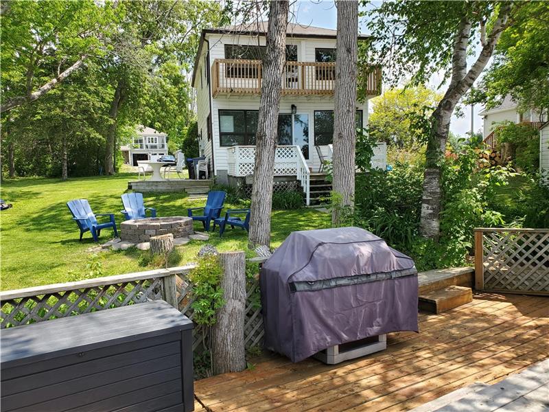 Spacious 3 bedroom Lakefront Brechin Cottage Rental DI38656