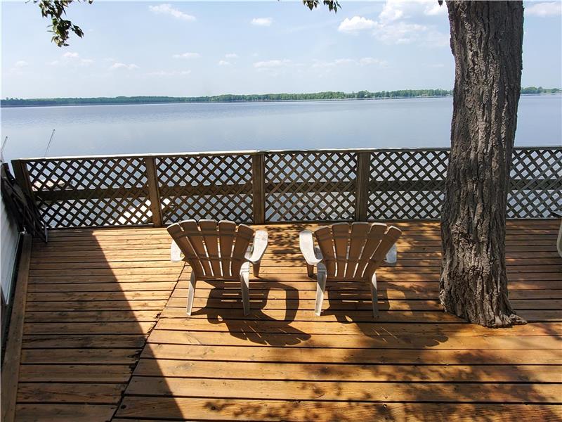 Spacious 3 bedroom Lakefront Brechin Cottage Rental DI38656