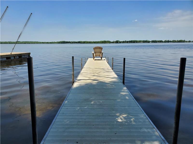 Spacious 3 bedroom Lakefront Brechin Cottage Rental DI38656