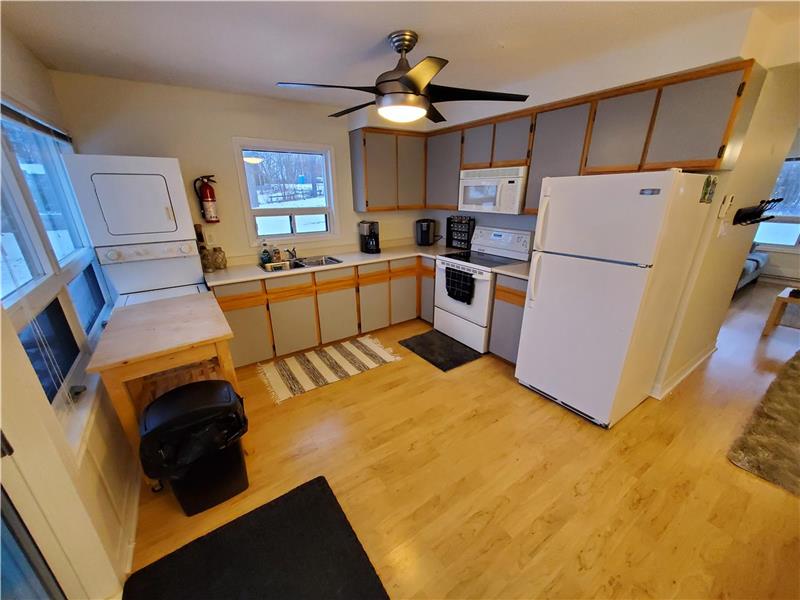 Spacious 3 bedroom Lakefront Brechin Cottage Rental DI38656