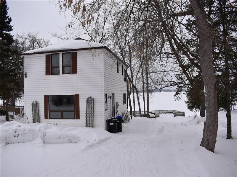 Spacious 3 bedroom Lakefront Brechin Cottage Rental DI38656