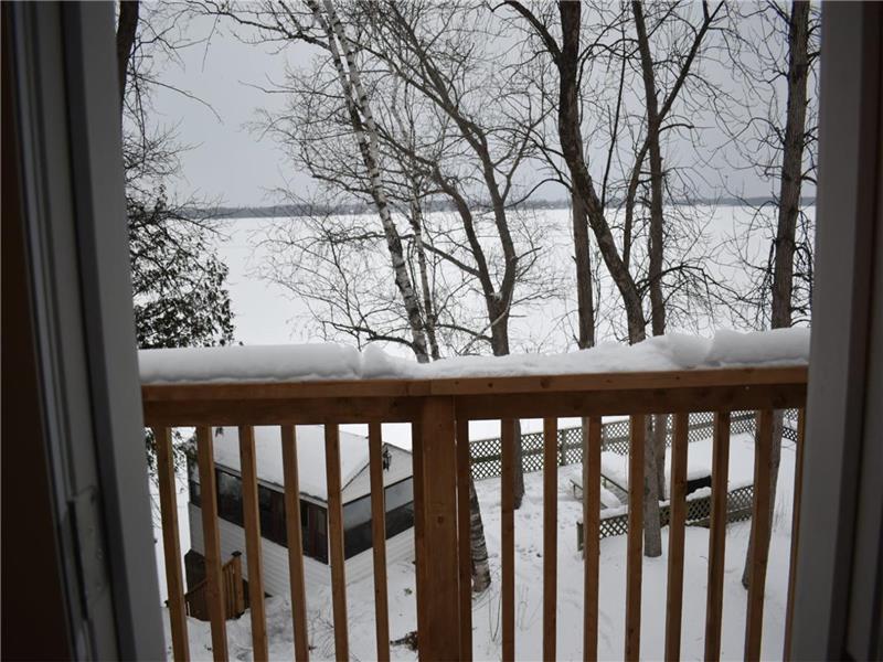 Spacious 3 bedroom Lakefront Brechin Cottage Rental DI38656