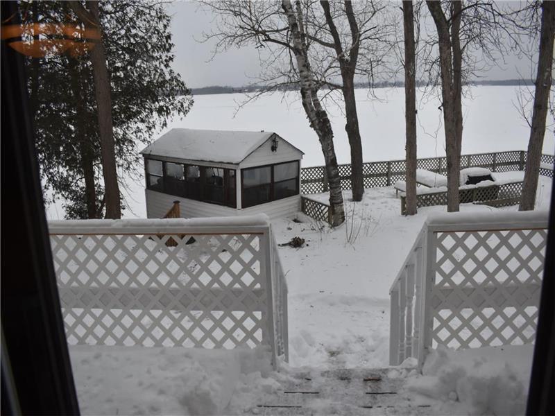 Spacious 3 bedroom Lakefront Brechin Cottage Rental DI38656