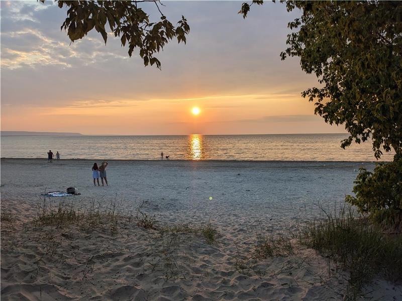 4 Bedroom house in Wasaga Beach by Wasaga Beach Cottage Rental GL