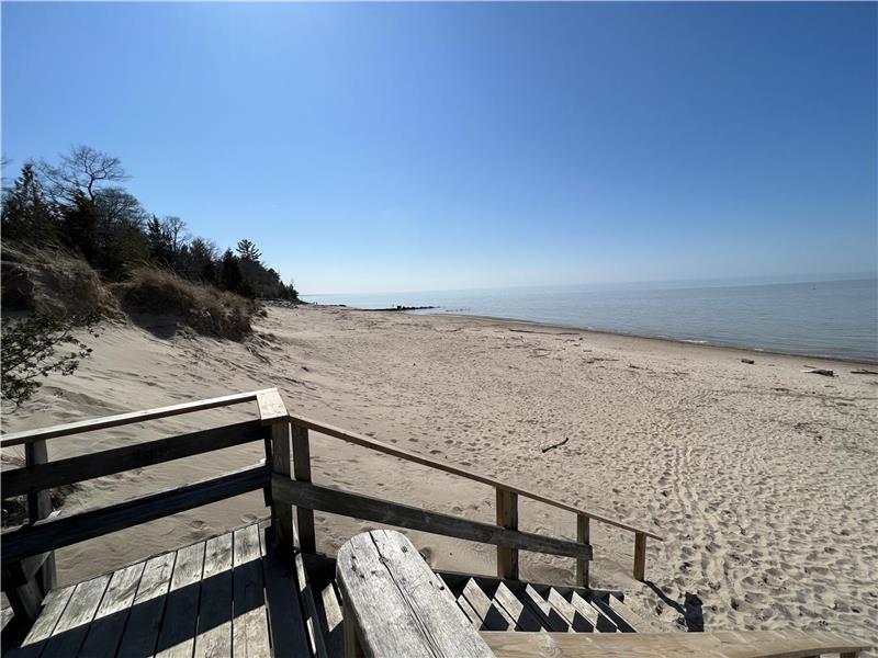 VB Christie, SouthCott Pines, Grand Grand Bend Cottage Rental DI