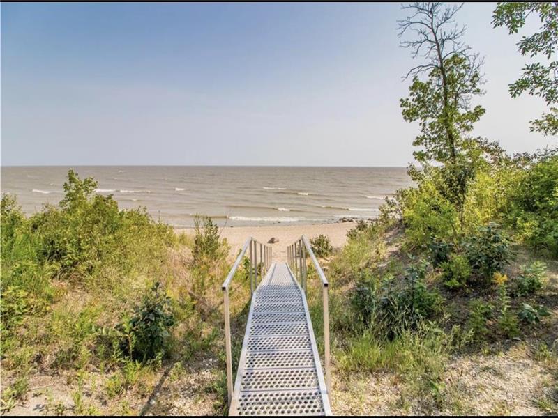 Lake Front Retreat, Gimli MB for Gimli Cottage Rental DI38798 CottagesInCanada