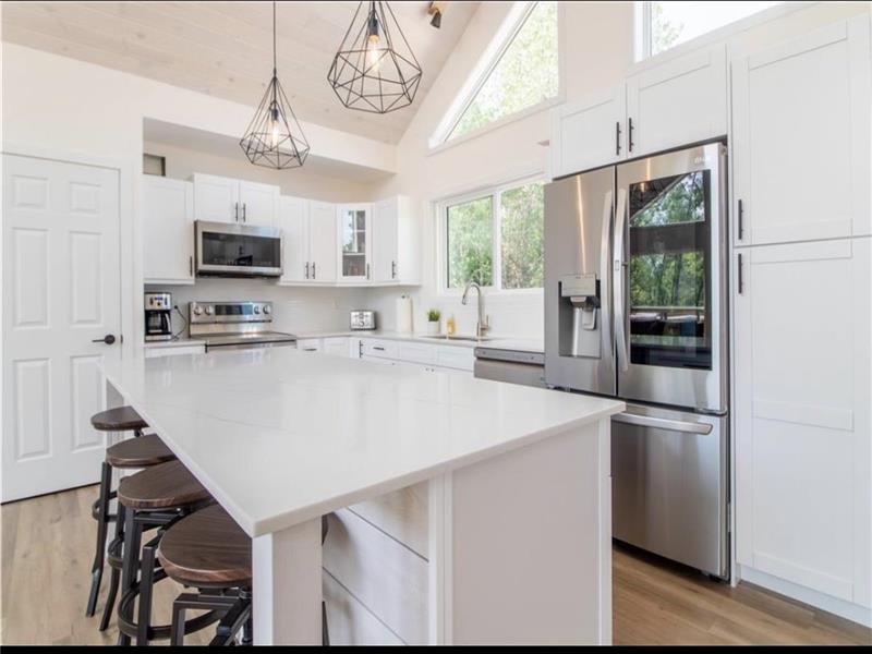 Lake Front Retreat, Gimli MB for Gimli Cottage Rental DI38798