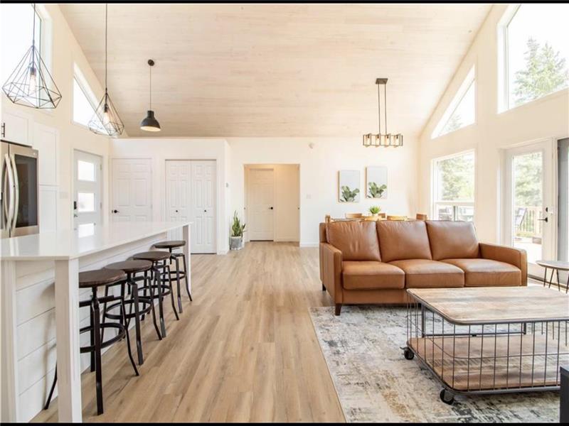 Lake Front Retreat, Gimli MB for Gimli Cottage Rental DI38798