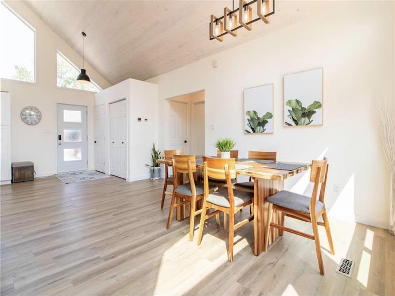 Lake Front Retreat, Gimli MB for Gimli Cottage Rental DI38798