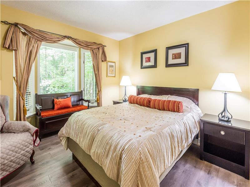 Indoor heated pool, Games Room, Bobcaygeon Cottage Rental DI38949 CottagesInCanada