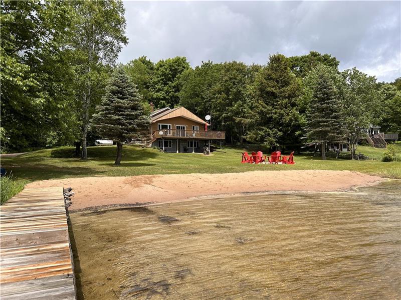 Boomerang Cottage on Ruth Lake near Powassan Cottage Rental DI
