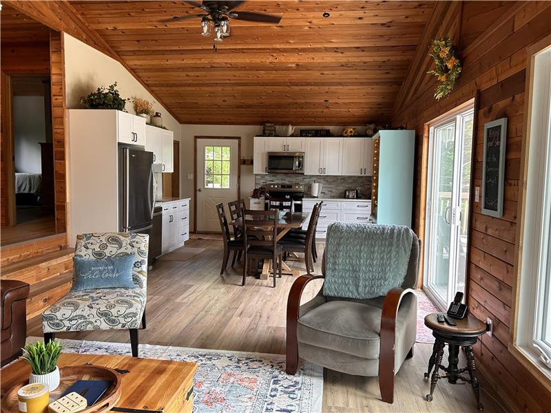 Boomerang Cottage on Ruth Lake near Powassan Cottage Rental DI