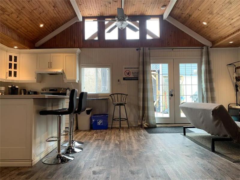 4 BR Cozy Cabin, Hot Tub, Sunroom Roseneath Cottage Rental PL38998 CottagesInCanada