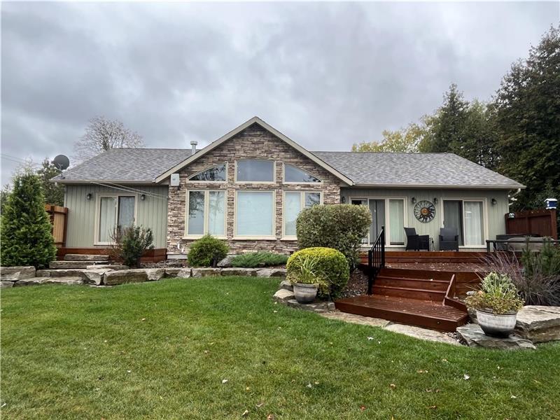 Luxury Waterfront Lakehouse Ennismore Cottage Rental DI39016 CottagesInCanada