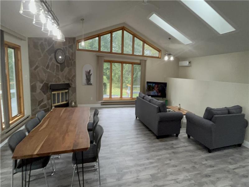 Sunset Cove Retreat Napanee Cottage Rental PL39107 CottagesInCanada