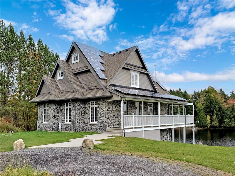 Beachfront All Season Muskoka Parry Sound Cottage Rental GL39140