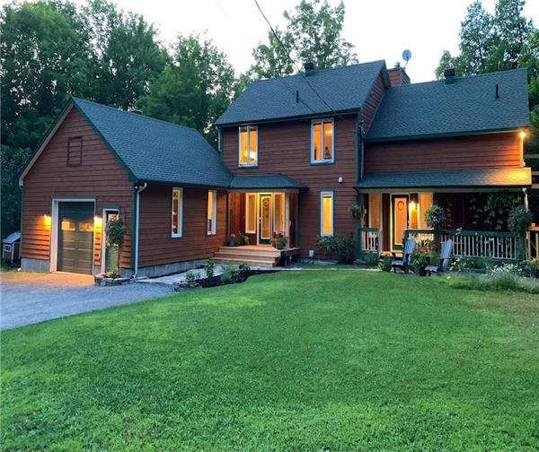 Rockpoint Cottage on Beautiful Lac ValdesMonts Cottage Rental PL