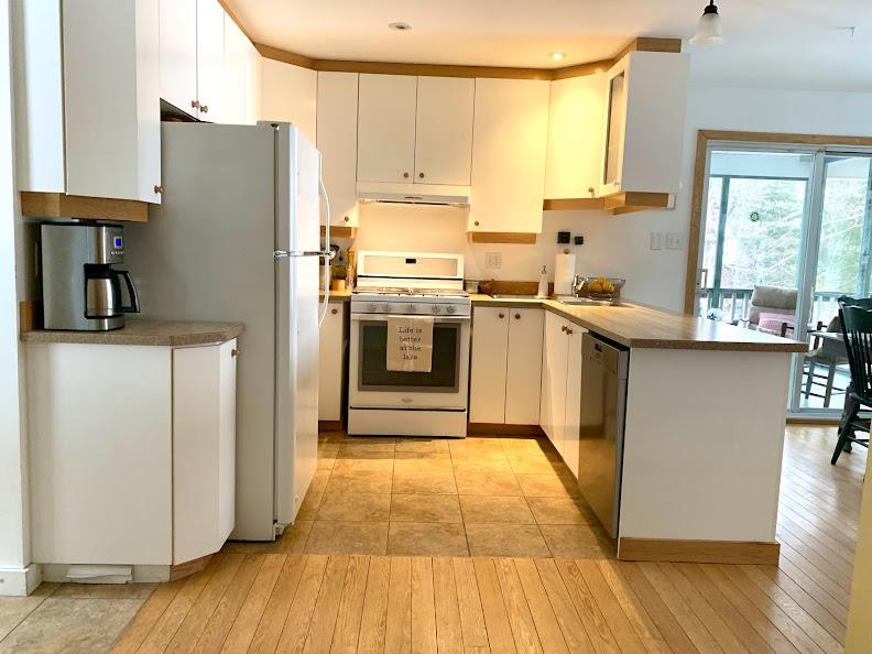 Rockpoint Cottage on Beautiful Lac ValdesMonts Cottage Rental PL