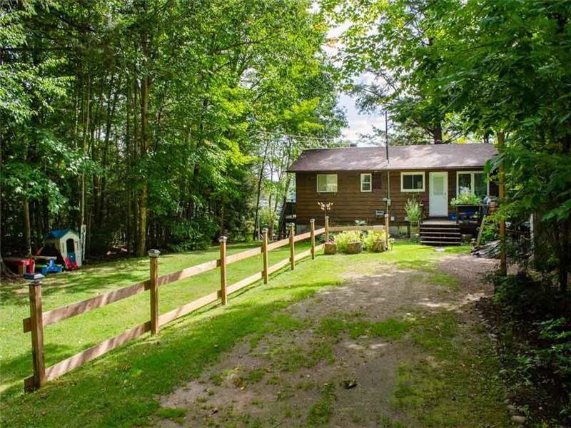 Albion Lake Escape 4 Br Waterfront Bancroft Cottage Rental PL