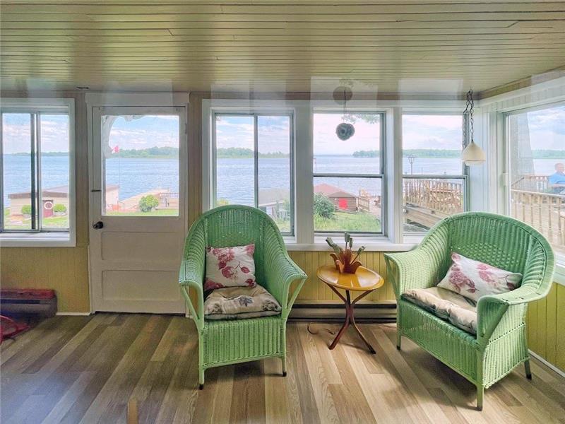 Skylight Waterfront vacation house Summerstown Cottage Rental PL